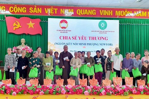 Gia Lai: Chia sẻ yêu thương với học sinh, người dân khó khăn