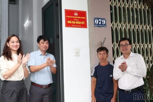 Cam Đường trao nhà Đại đoàn kết cho hộ cận nghèo