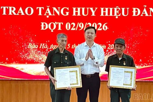 Nghĩa Đô, Bảo Hà trao Huy hiệu Đảng cho 76 đảng viên