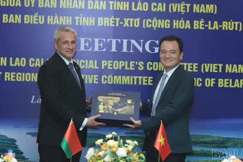 Phó Chủ tịch UBND tỉnh Giàng Quốc Hưng hội đàm với Đoàn công tác Đại sứ quán Cộng hòa Bê-la-rút và tỉnh Brét-xtơ