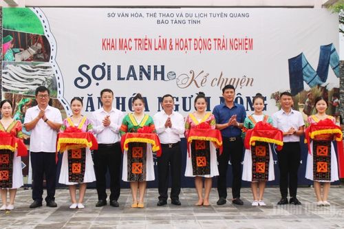 Triển lãm và trải nghiệm 'Sợi lanh kể chuyện văn hoá người Mông'