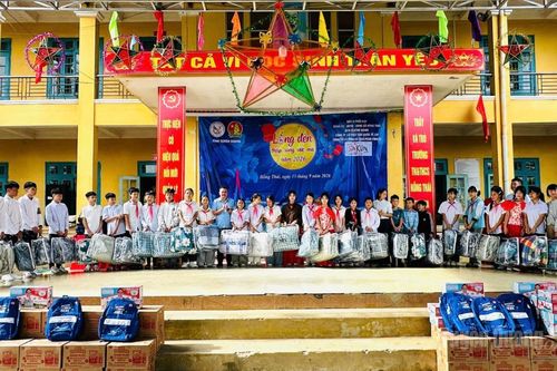 Hơn 200 triệu đồng tặng quà Trung thu cho học sinh xã Hồng Thái