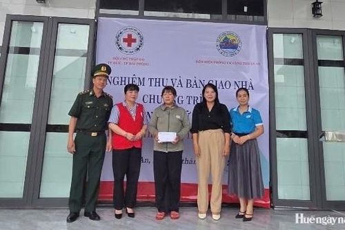 Bàn giao 'Xây nhà Chữ thập đỏ' tại phường Thuận An