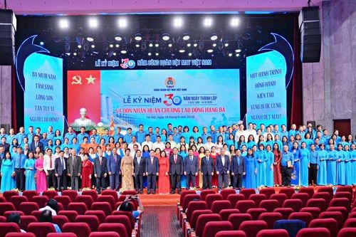 Công đoàn Dệt May Việt Nam đón nhận Huân chương Lao động hạng Ba