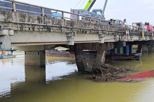 Quảng Trị: Giải cứu thành công chiếc sà lan mắc kẹt dưới cầu Mỹ Chánh