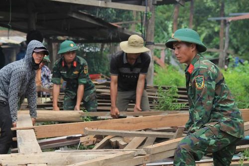 Bộ đội giúp dân di dời nhà cửa từ vùng rốn lũ sông Ba đến nơi an toàn