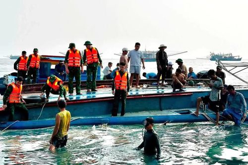 Tàu cá chở 10 người lật ngang, khẩn cấp tìm kiếm thuyền viên mắc kẹt bên trong