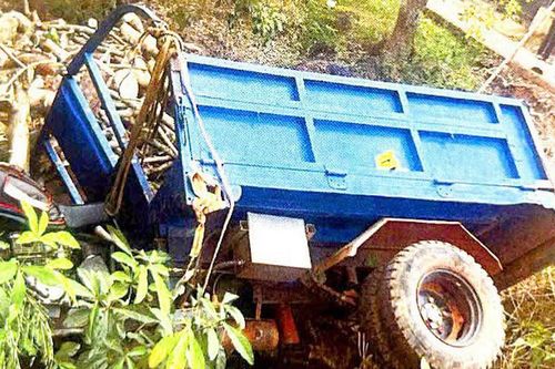 Khởi tố tài xế không có bằng lái sau vụ xe ba bánh chở củi bị lật làm chết người