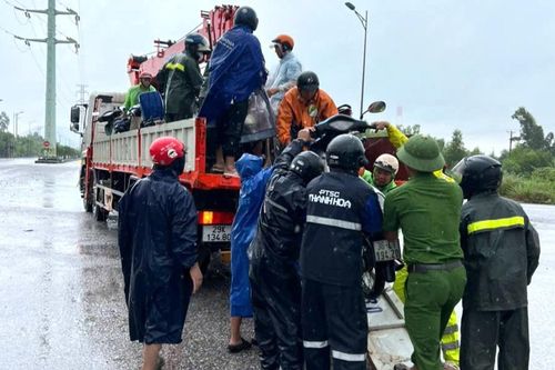 Thanh Hóa: Nước sông dâng cao, khẩn trương di dời người dân ra khỏi vùng ngập lụt