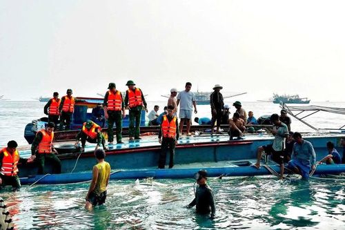 Tai nạn giao thông 15/9: Lật tàu cá gần đảo Phú Quý, một người mắc kẹt bên trong