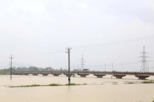 Nước sông Bôi dâng cao, Ninh Bình cấm tàu thuyền qua cầu Đế