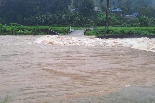 Mưa lớn gây ngập, sạt lở nhiều tuyến đường ở Thanh Hóa