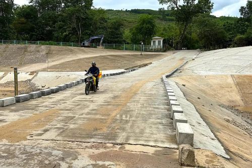 Khắc phục xong hư hỏng cầu tràn Thạch Nham, người dân Quảng Ngãi đi lại thuận lợi