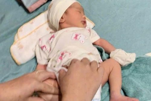 Tìm thân nhân bé gái bị bỏ lại trước nhà người dân ở Đà Nẵng