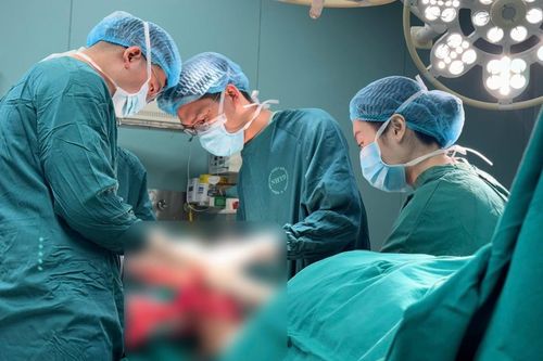 Người đàn ông suýt mất đôi bàn chân vì chườm nóng chữa tê bì