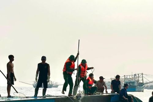 Tàu cá bị lật gần đảo Phú Quý, 1 người mất tích