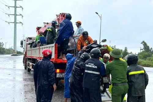 Công an Thanh Hóa bám địa bàn, hỗ trợ người dân trong mưa lũ