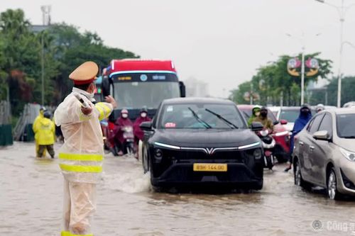 CSGT khuyến cáo người dân Hà Nội di chuyển trong thời tiết mưa lớn