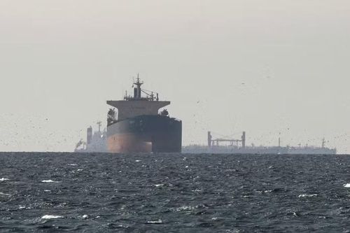 Tàu dầu vướng thủy lôi phát nổ tại eo biển Hormuz