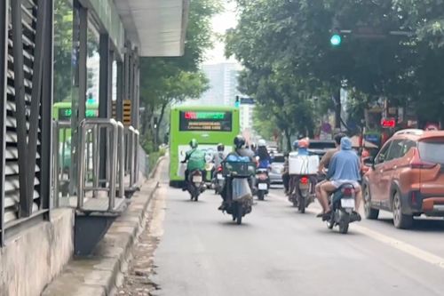 Nhiều xe được đi vào làn BRT Láng Hạ - Giảng Võ