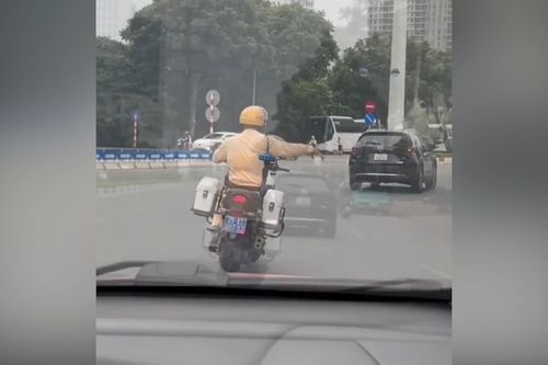 CSGT dẫn đường, hỗ trợ sản phụ đến bệnh viện
