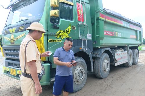 Tăng cường tuần tra xử lý phương tiện vi phạm tải trọng