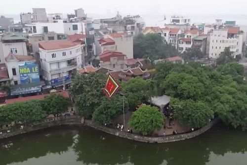 Phủ Tây Hồ bình yên bên mặt nước hồ Tây