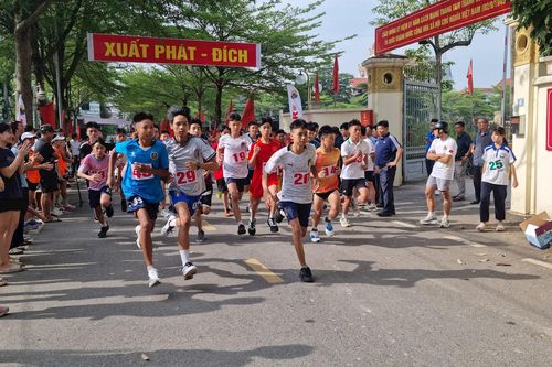 Hơn 200 vận động viên xã Dương Hòa tham gia giải chạy