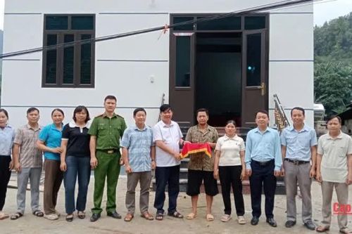 Xã Nguyễn Huệ trao hỗ trợ xây dựng nhà ở cho 6 hộ di dời khẩn cấp do thiên tai