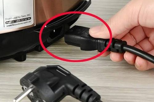 Tại sao dây nguồn của nồi cơm điện có thể rút ra rút vào, các thiết bị khác thì không?