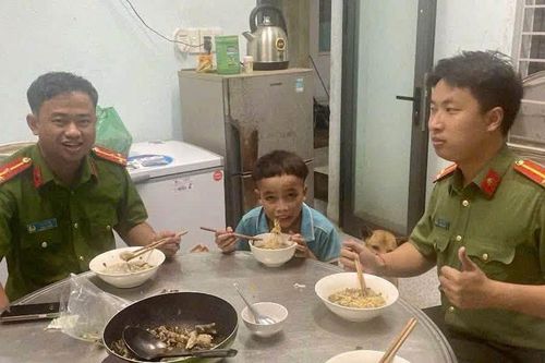 Gia cảnh đặc biệt khó khăn của cậu bé đi bộ gần 100km để tìm gặp mẹ