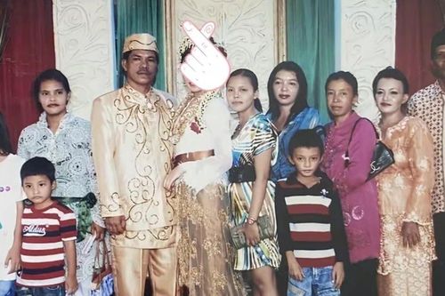 Cô bé 9 tuổi đứng cạnh chú rể trong đám cưới, không ngờ 10 năm sau họ lại thành vợ chồng