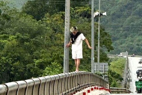 Đại úy Công an Quảng Trị cứu nam thanh niên mạo hiểm trên thành cầu Xuân Sơn