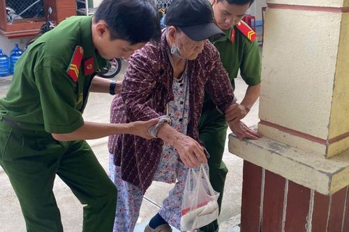 Hỗ trợ cụ bà 91 tuổi thăm gặp con sau hơn 6 tháng xa cách tại Phân trại tạm giam Quảng Ngãi