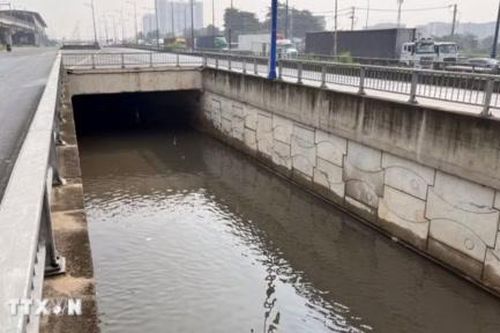 Nước ngập sâu tại hầm chui trước Bến xe Miền Đông mới sau cơn mưa lớn