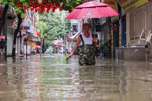 Mưa suốt đêm, nhiều tuyến phố Hà Nội ngập úng, giao thông ùn tắc