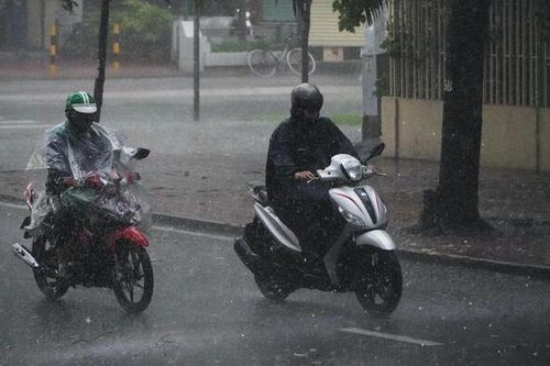 Tôi bị kéo lê trên đường, suýt mất mạng vì 'ma tốc độ' phóng xe khi mưa to