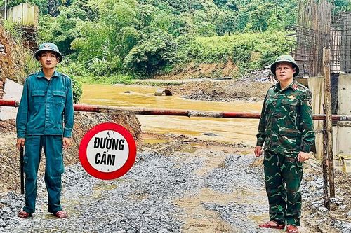 Mưa lớn gây chia cắt 7 bản ở Nghệ An, hơn 3.000 người bị cô lập