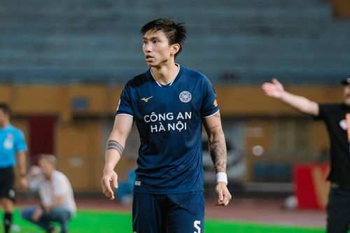 Phạt nặng Đoàn Văn Hậu sau pha đạp thô bạo Doãn Ngọc Tân