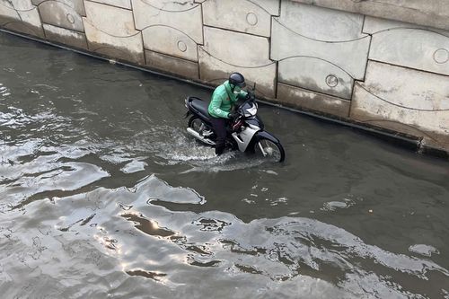 Hầm chui cửa ngõ TP.HCM lại ngập sau mưa lớn