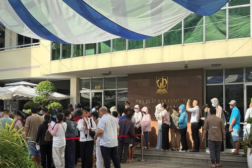 Sách giáo khoa ở TP.HCM: Cung ứng vượt nhu cầu, vì sao còn học sinh thiếu sách?