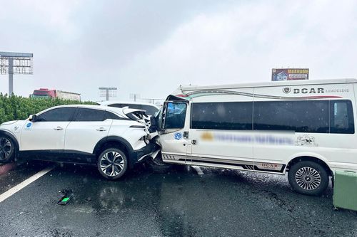 Ô tô Lexus đánh võng rồi dừng đột ngột giữa cao tốc gây tai nạn liên hoàn