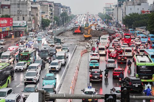 Hà Nội mưa lớn giờ tan tầm, các cầu qua sông Hồng tắc nghẹt