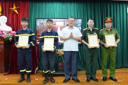 Phường Văn Miếu - Quốc Tử Giám: Khen thưởng đột xuất các lực lượng tham gia chữa cháy tại ngõ Văn Chương