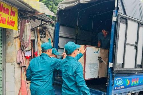 Phường Kim Liên hỗ trợ tiểu thương di chuyển hàng hóa ra khỏi chợ
