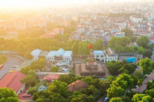 Ngắm vẻ đẹp Cột cờ Hà Nội trầm mặc trong nắng thu vàng