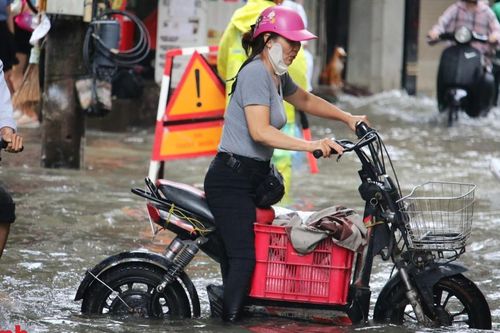 Hà Nội: Mưa lớn 2 ngày liên tiếp, phố Triều Khúc hóa 'sông' người dân bì bõm lội nước giờ cao điểm