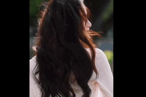 Diện cardigan như 'dâu hào môn' Hương Liên để hợp mùa thu Hà Nội