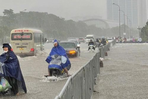 Mưa lớn kỷ lục gần 300 mm, Hà Nội cảnh báo lũ dâng trên 3 con sông ngoại thành