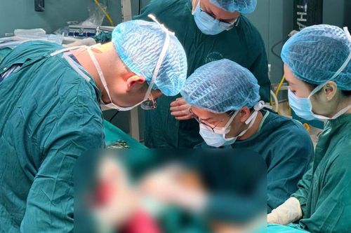 Người đàn ông 48 tuổi suýt mất cả hai bàn chân sau khi tự chườm nóng
